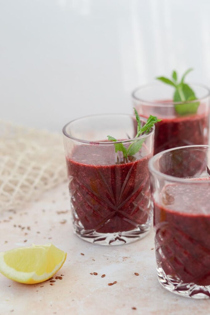 Beeren-Smoothie mit Minze – die perfekte Erfrischung | plantikitchen