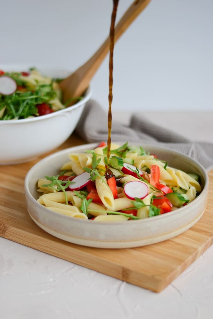 Nudelsalat mit buntem Gemüse und Balsamico Dressing | plantikitchen